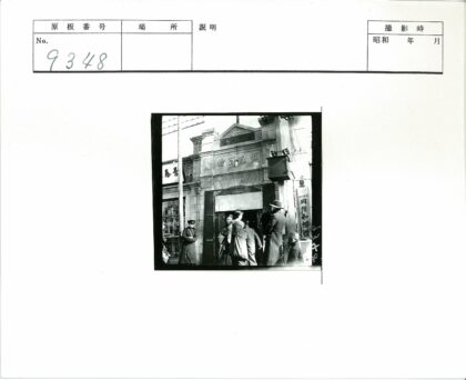 制服男子与中文招牌大楼街景.jpg