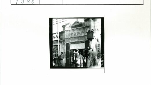 制服男子与中文招牌大楼街景.jpg