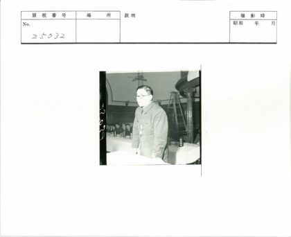 制服男子与同事室内工作照.jpg