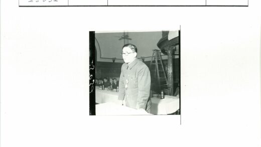 制服男子与同事室内工作照.jpg