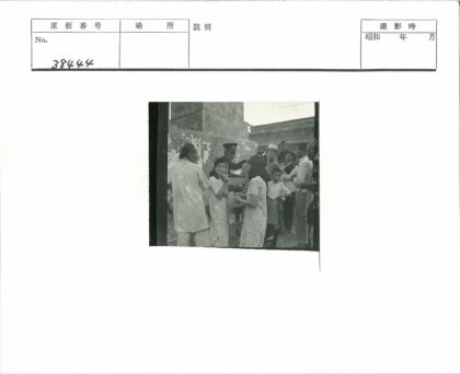 制服男子与孩童木栅栏交谈.jpg