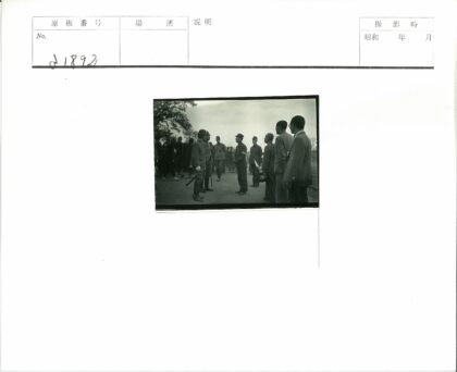 制服男子与平民户外讨论.jpg