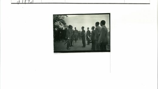 制服男子与平民户外讨论.jpg