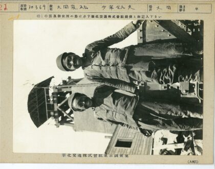 制服男子与建筑物屋顶背景.jpg