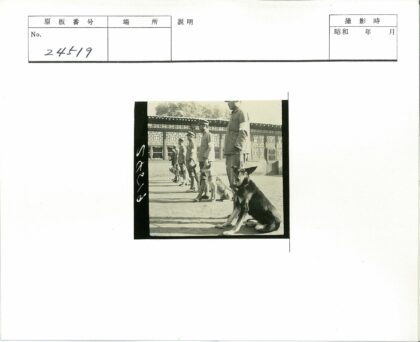 制服男子与狗在传统建筑前.jpg
