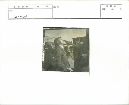 制服男子与鸽子的户外互动.jpg