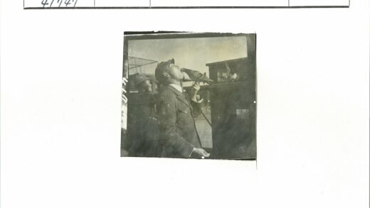 制服男子与鸽子的户外互动.jpg