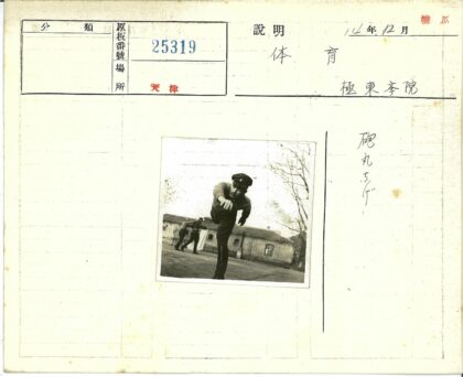 制服男子伸手砖楼前行走路人冬景.jpg