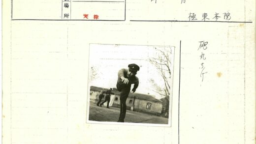 制服男子伸手砖楼前行走路人冬景.jpg