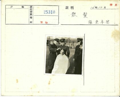 制服男子围观户外理发.jpg