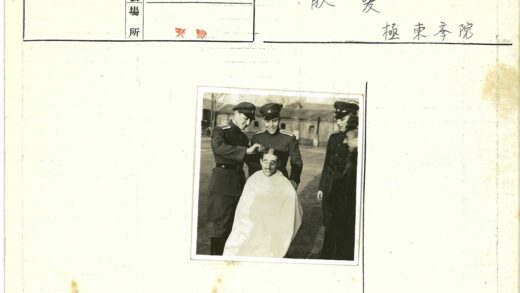 制服男子围观户外理发.jpg