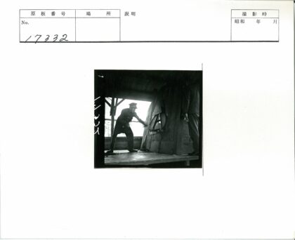 制服男子在木结构建筑内活动.jpg