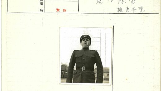 制服男子户外站立建筑树木背景.jpg