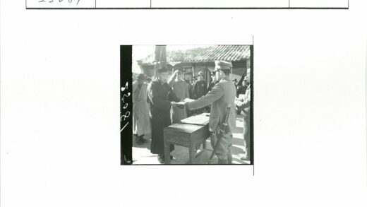 制服男子持剑交谈瓦片屋顶建筑旁.jpg