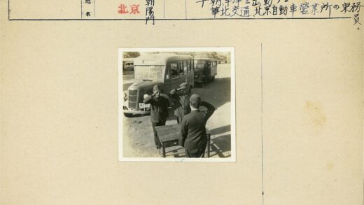 制服男子敬礼合影.jpg