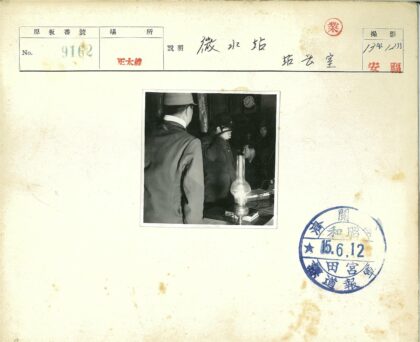 制服男子桌前工作油灯时钟.jpg