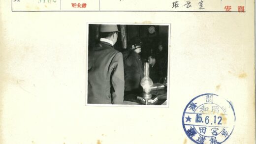 制服男子桌前工作油灯时钟.jpg