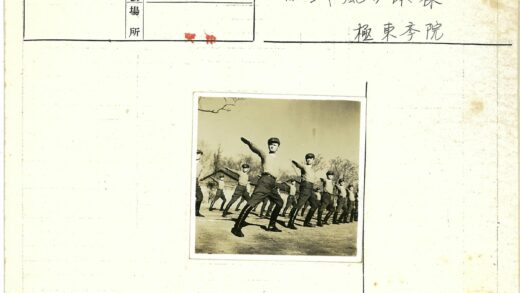 制服男子泥地同步训练.jpg