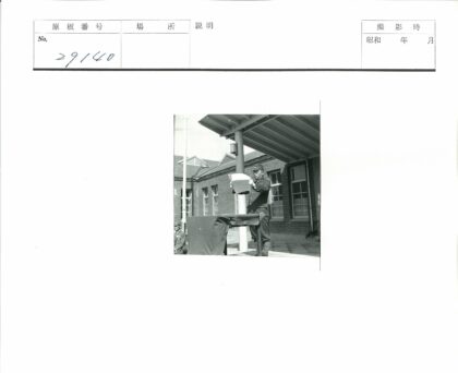 制服男子砖房前阅文件.jpg
