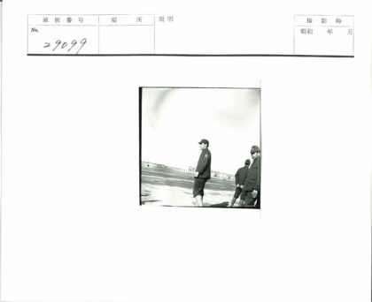 制服男子空地合影.jpg