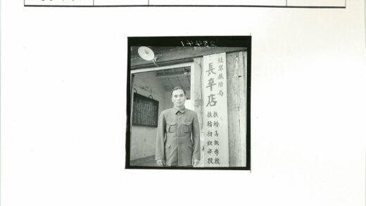 制服男子站立大楼前汉字横幅.jpg