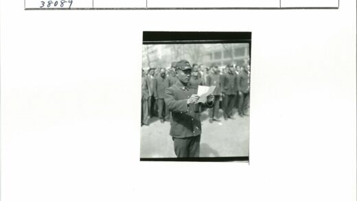 制服男子街头读报众人围观.jpg