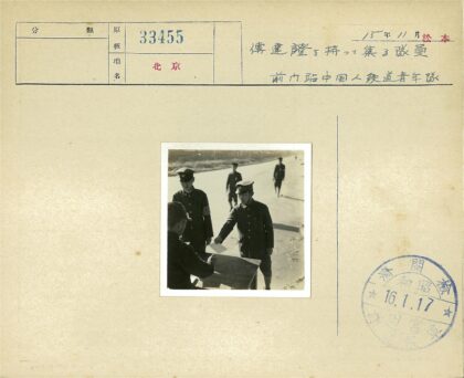 制服男子递交信封历史瞬间.jpg