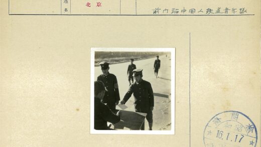 制服男子递交信封历史瞬间.jpg