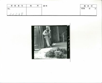 制服男子门边花束室内两人.jpg