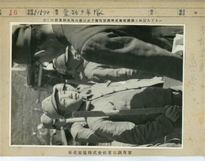 制服男子集体歌唱瞬间.jpg