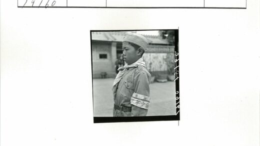 制服男孩与建筑旁站立.jpg