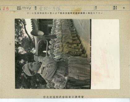 制服男孩吹号角校园场景.jpg