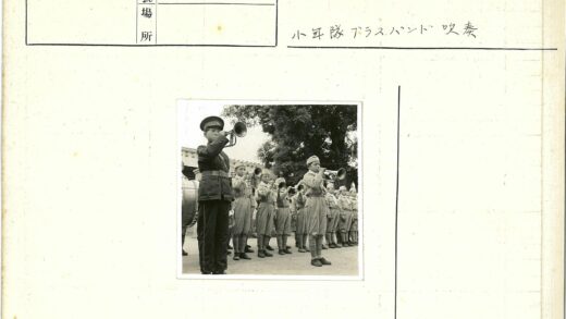 制服男孩户外吹小号表演.jpg
