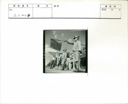 制服男孩持旗列队建筑前.jpg