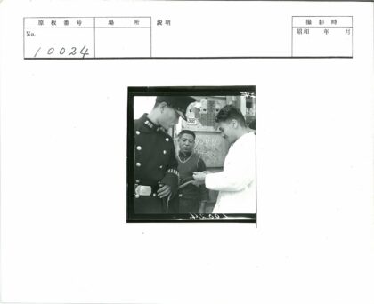 制服背心微笑男子涂鸦墙前合影.jpg