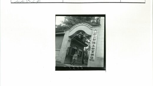 制服警卫站岗拱门入口.jpg