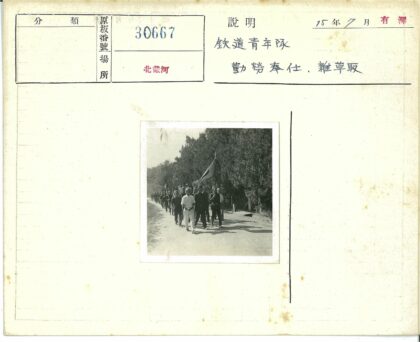制服队伍与白衣人游行.jpg