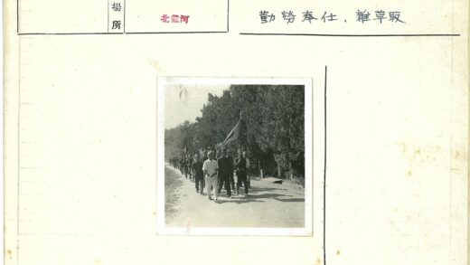 制服队伍与白衣人游行.jpg