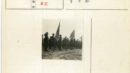 制服队伍举旗站脏乱场地.jpg