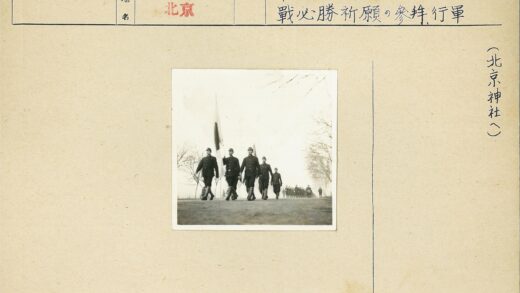 制服队伍举旗行进林荫道.jpg