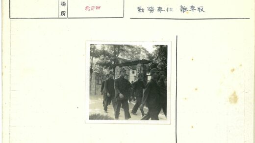 制服队伍在石建筑外列队行走.jpg
