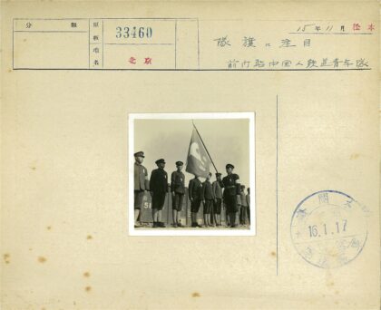 制服队伍建筑物前合影.jpg