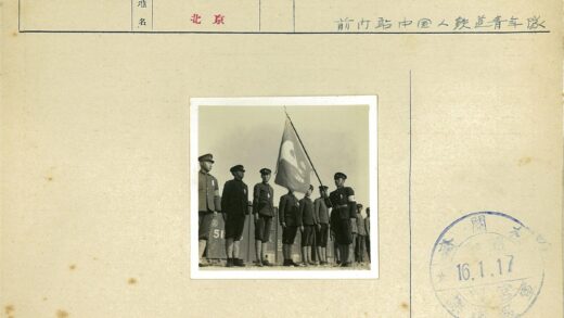 制服队伍建筑物前合影.jpg