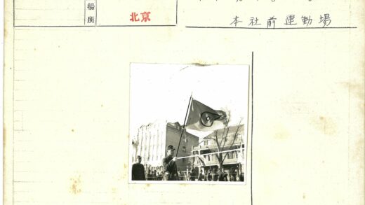 制服队伍户外列队举旗.jpg
