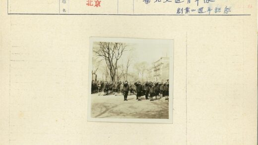 制服队伍户外敬礼场景.jpg