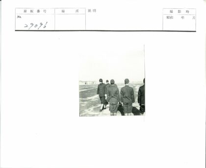 制服队伍户外行进建筑背景.jpg