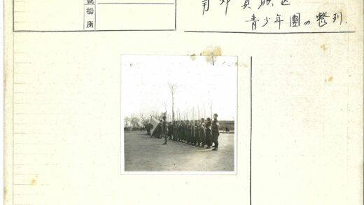 制服队伍持旗户外列队.jpg
