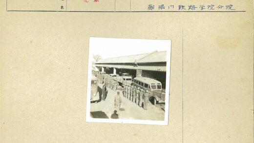 制服队伍敬礼卡车棚楼旁观.jpg