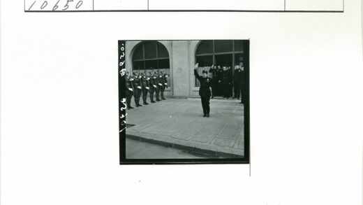 制服队伍敬礼历史建筑.jpg