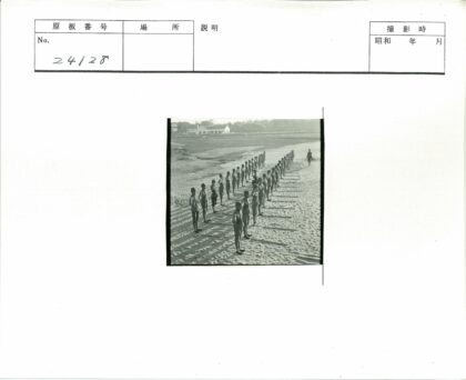制服队伍沙地列队建筑田野背景.jpg